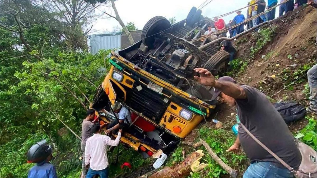 Autobús cae a un abismo y dos pasajeros mueren en Madriz. Foto: Jalapa Visión/Facebook.