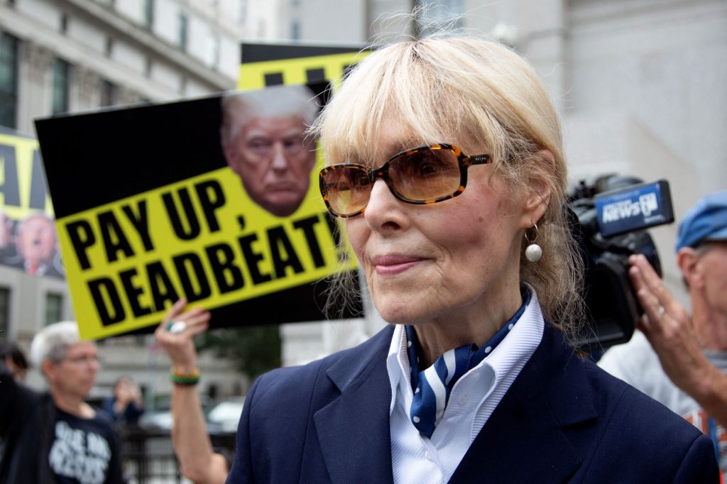 E. Jean Carroll, experiodista y columnista que ahora tiene 82 años, acusó al presidente de haberla agredido en un probador de un almacén de Nueva York en 1996. AFP