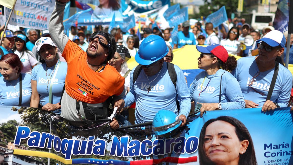 Personas participan en una manifestación este martes, en Caracas (Venezuela). EFE/ Miguel Gutiérrez