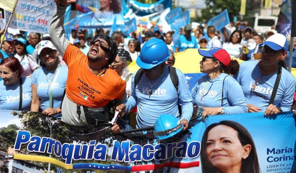 Cientos de venezolanos exigen elecciones y el regreso de María Corina Machado a su país