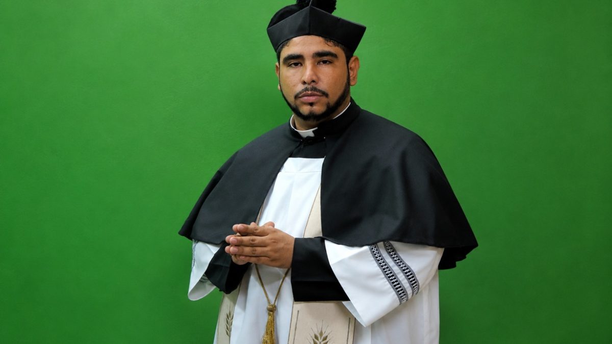 El sacerdote Eliar Alonso. LA PRENSA/ REDES SOCIALES/ IMAGEN MEJORADA CON IA