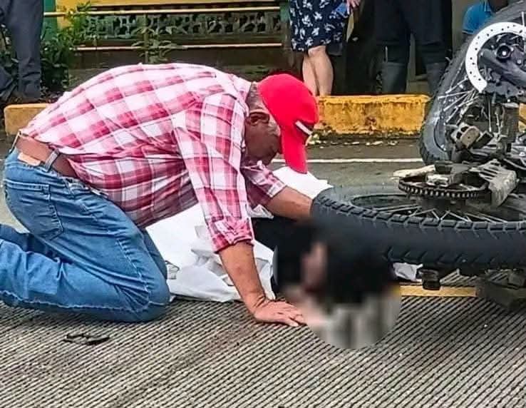 Raúl Altamirano de rodillas frente al cuerpo sin vida de su hijo Eder Manuel Altamirano García. Foto: Enlace Costeño/Facebook.