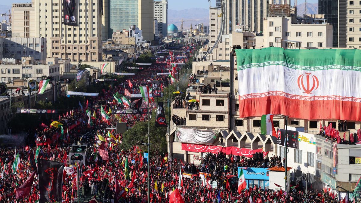 Miles acompañan este jueves al asesinado exlíder supremo de Irán, Alí Jamenei, en su entierro en la ciudad de Mashhad. ATTA KENARE/AFP