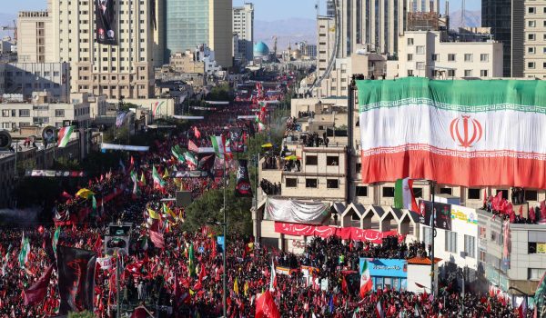 Miles acompañan este jueves al asesinado exlíder supremo de Irán, Alí Jamenei, en su entierro en la ciudad de Mashhad. ATTA KENARE/AFP
