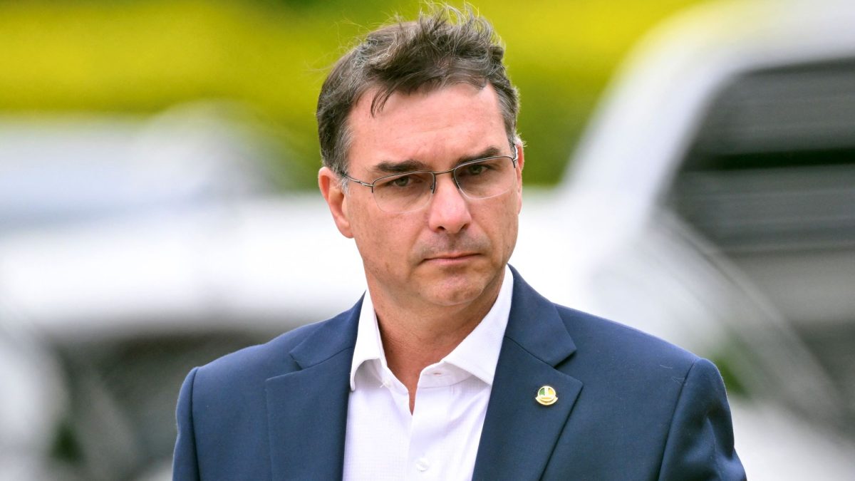 El precandidato presidencial derechista Flávio Bolsonaro, hijo del expresidente golpista Jair Bolsonaro que cumple condena por el intento de golpe contra Lula. AFP