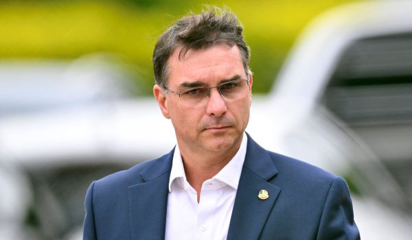 Hijo de Jair Bolsonaro cuestiona la fiabilidad del sistema de votación de Brasil