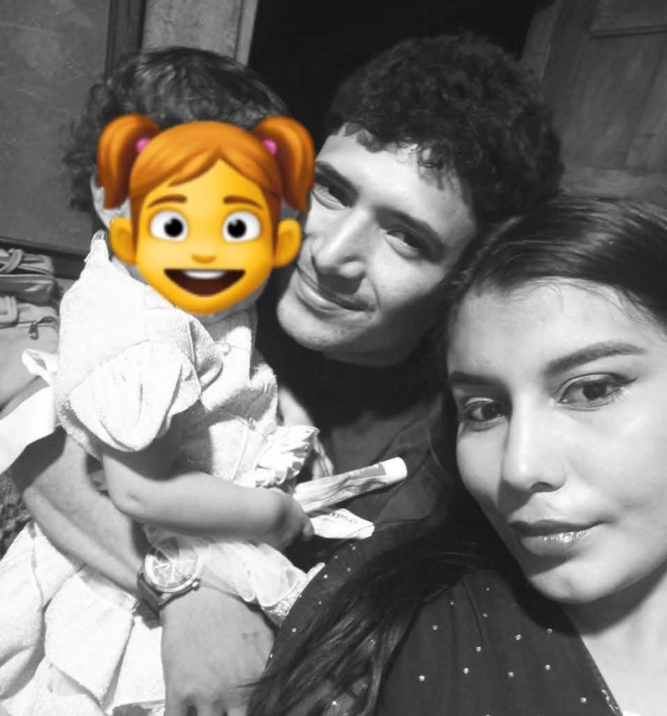 Francela Guadalupe Bermúdez (a la derecha), su esposo Ángel Flores (al centro) y su pequeña hija ( a la izquierda). Foto: Código Rojo Nicaragua/Facebook.