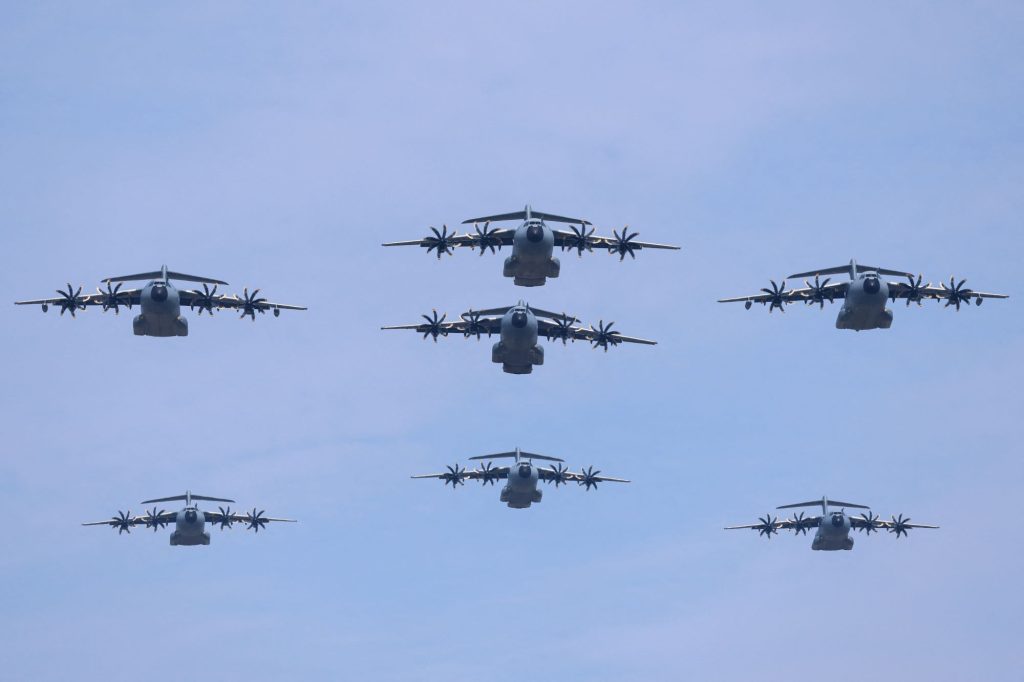 Aviones militares de transporte alemanes y franceses A-400 sobrevuelan los cielos de París. L. MARIN/AFP