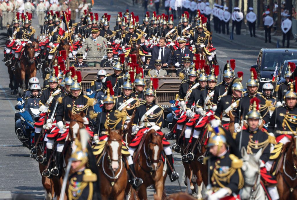El presidente Emmanuel Macron pasa revista a las tropas que participan el en desfile, acompañado por el jefe del Estado Mayor de las FF.AA. de Francia, el general Fabien Mandon. L. MARIN/AFP