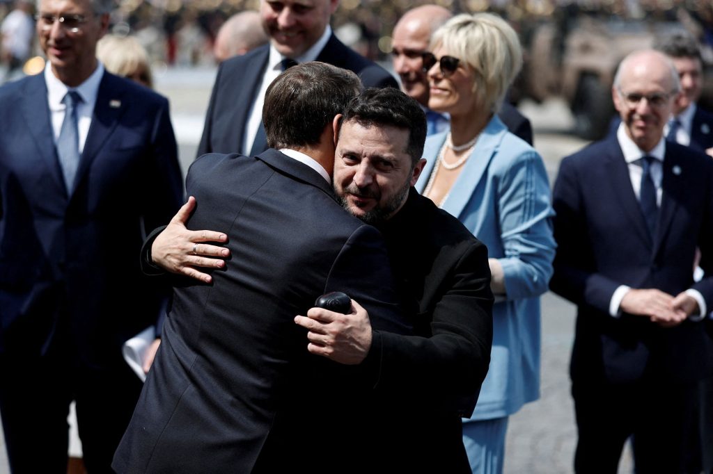 Emmanuel Macron se abraza con el presidente de Ucrania, Volodimir Zelenski. AFP