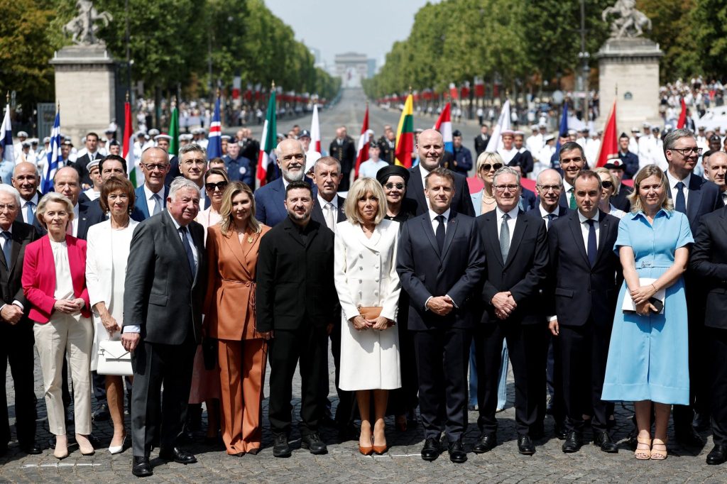El presidente de Francia, Emmanuel Macron, y 24 jefes de Estado y de gobierno extranjeros que han acudido hoy a París al desfile militar del Día de la Bastilla, o Día Nacional de Francia. AFP