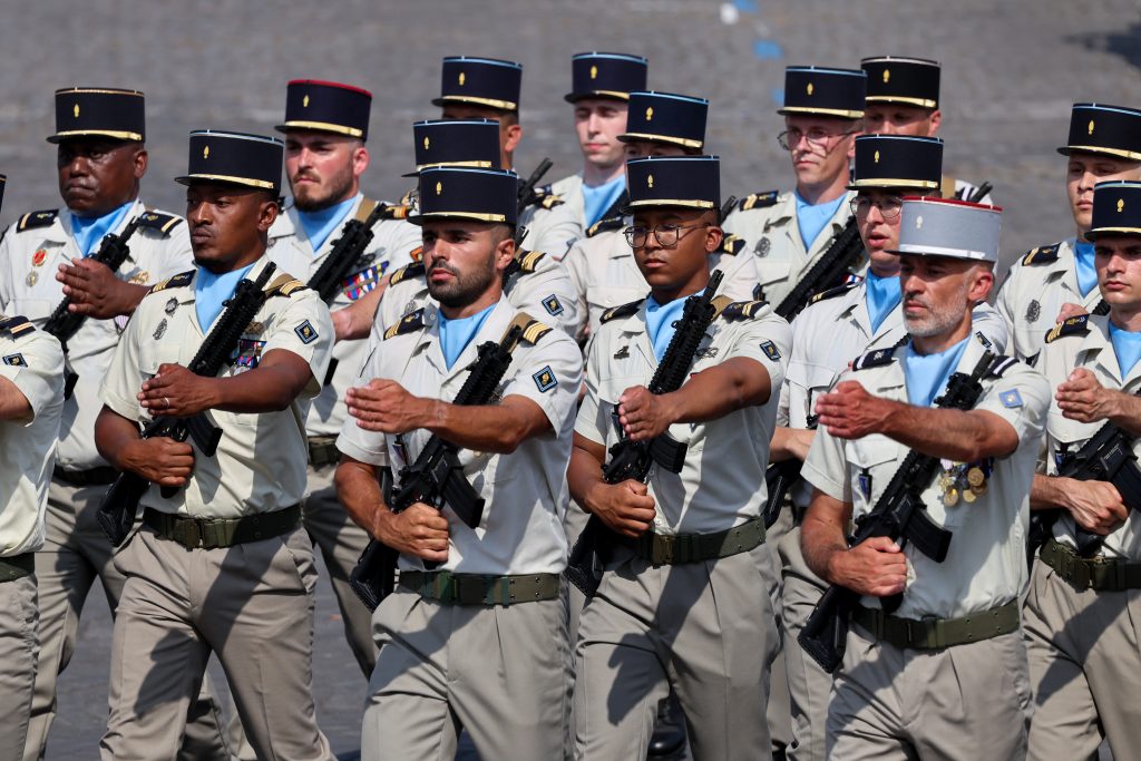 Miembros del 44º Regimiento de Transmisiones –Bloque de Apoyo– de las Fuerzas Armadas Francesas desfilan por la avenida de los Campos Elíseos durante el tradicional desfile militar por el Día de la Bastilla, en París, el 14 de julio de 2026. Ludovic MARIN / AFP