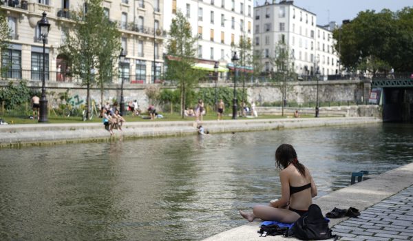 Varios parisinos se refrescan a orillas del Sena en París a finales del pasado mes, en una fotografía de archivo. EFE/ Edgar Sapiña