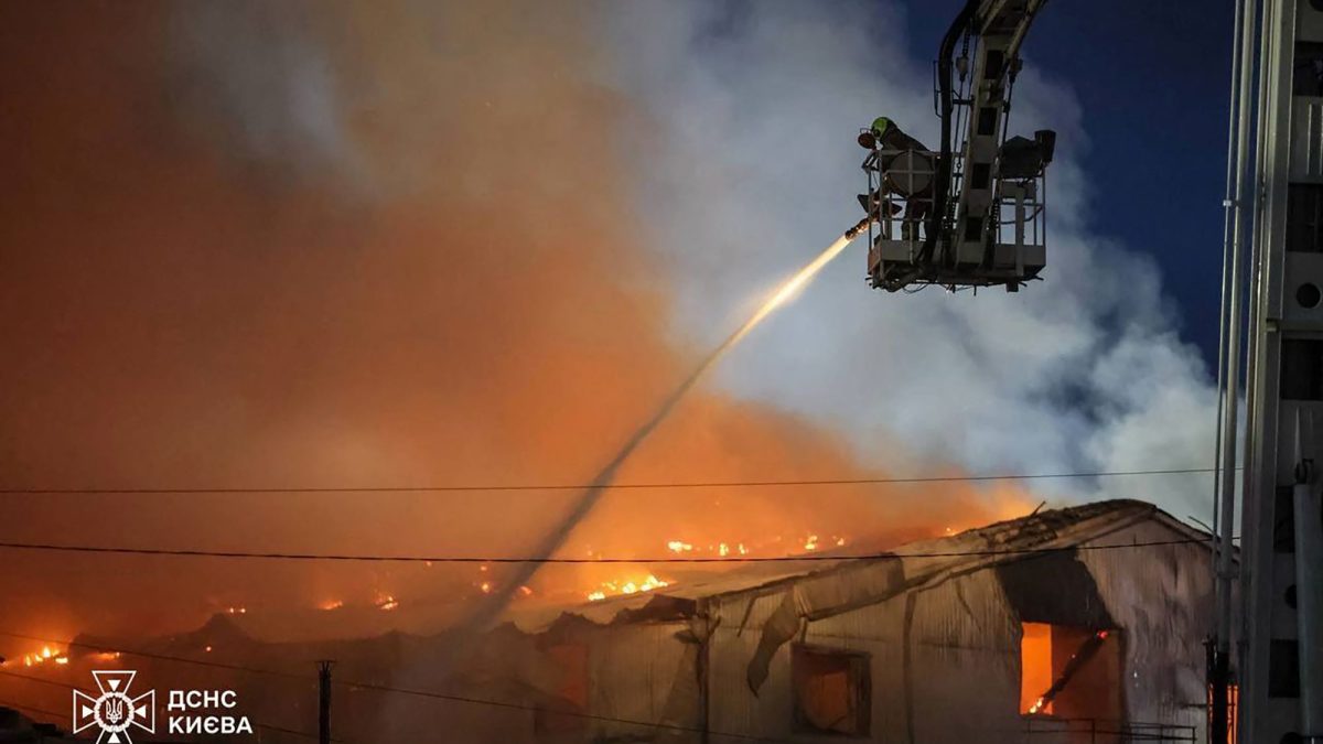 Los bomberos intentan apagar el fuego causado en una zona residencial de Kiev por bombardeos rusos. State Emergency Service of Ukraine/AFP.