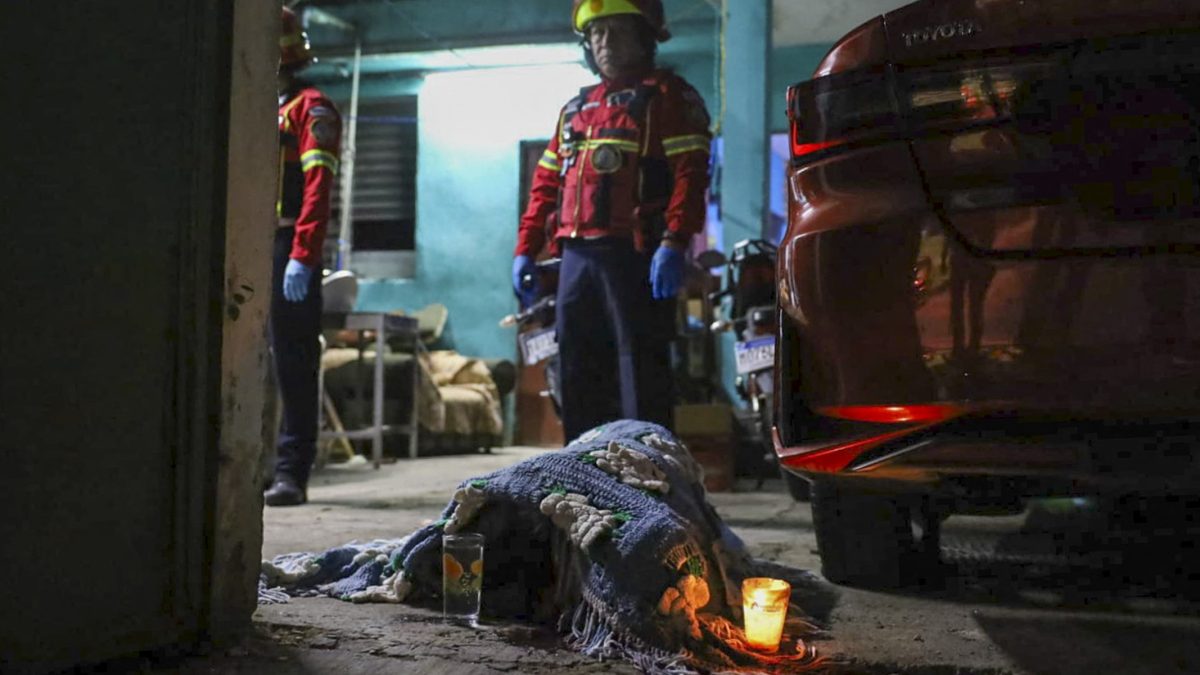 Fotografía distribuida por Bomberos Municipales que muestra el cuerpo cubierto de una de las seis personas asesinadas por desconocidos en Boca del Monte, en las afueras de la Ciudad de Guatemala, el 25 de julio de 2026. Bomberos Municipales / AFP