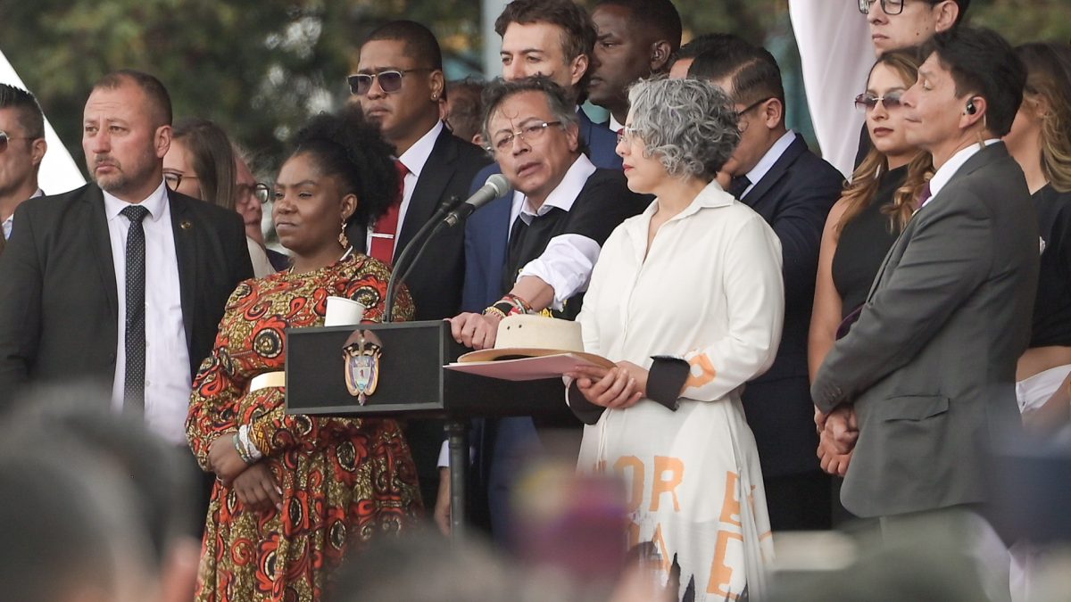 El presidente de Colombia, Gustavo Petro (c), pronuncia un discurso durante la celebración del Día de la Independencia de Colombia, este lunes en Bogotá (Colombia). EFE/ Natalia Pedraza