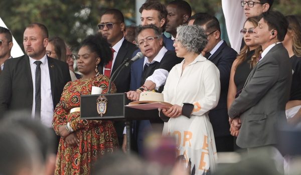 Gustavo Petro clama por «huelga general e indefinida» si De la Espriella deroga sus reformas