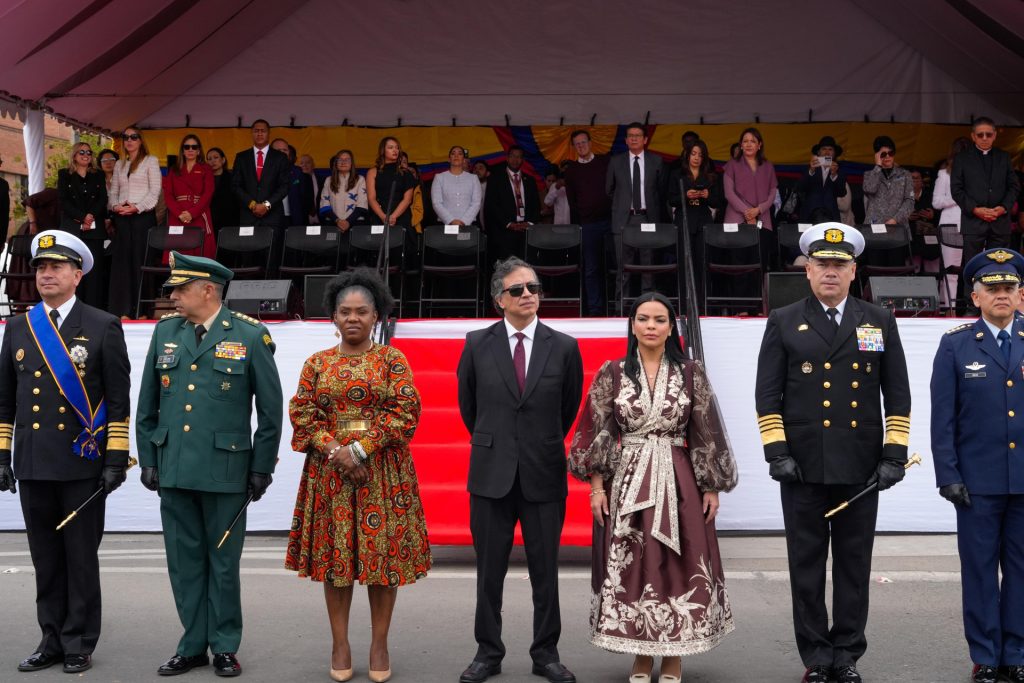 Fotografía cedida por la Presidencia de Colombia que muestra a su mandatario, Gustavo Petro (c); la vicepresidenta de Colombia, Francia Márquez (c-i), y la ministra de Defensa de Colombia encargada, Angélica Verbel López (c-d), posando durante la celebración del Día de la Independencia de Colombia, este lunes en Bogotá (Colombia). EFE/ Presidencia de Colombia