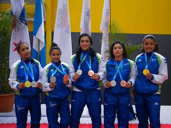 Harley Mojica practica karate desde adolescente y está considerada como atleta de alto rendimiento. LA PRENSA/ REDES SOCIALES