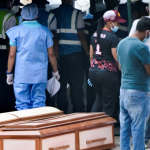 «Me da miedo lo que voy a ver allá dentro»: BBC Mundo visita la morgue improvisada de Los Silos, donde los cadáveres se acumulan al aire libre tras los terremotos en Venezuela