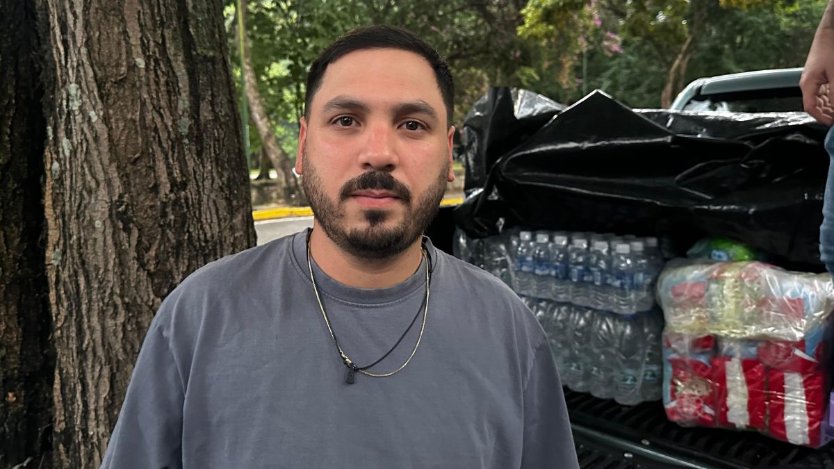 Víctor Andrea D'Orsi viajó de Maturín a La Guaira para ayudar a sus compatriotas tras los terremotos que sacudieron Venezuela el 24 de junio. Foto: BBC Mundo