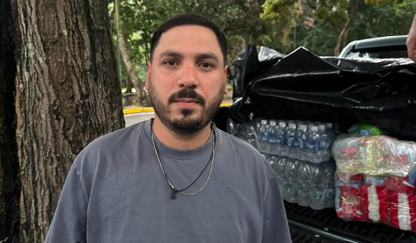 Víctor Andrea D'Orsi viajó de Maturín a La Guaira para ayudar a sus compatriotas tras los terremotos que sacudieron Venezuela el 24 de junio. Foto: BBC Mundo