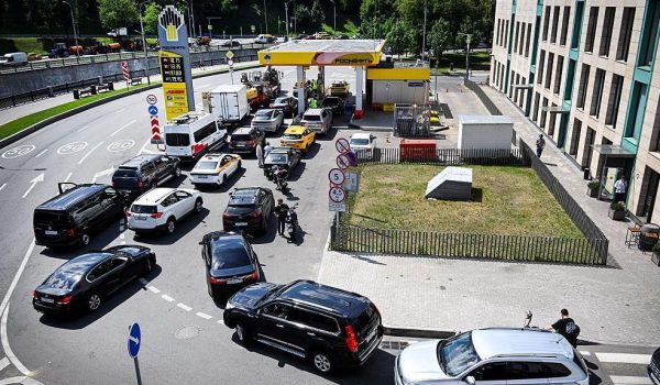 Rusia atraviesa actualmente una crisis de combustible, con largas colas diarias en las gasolineras.