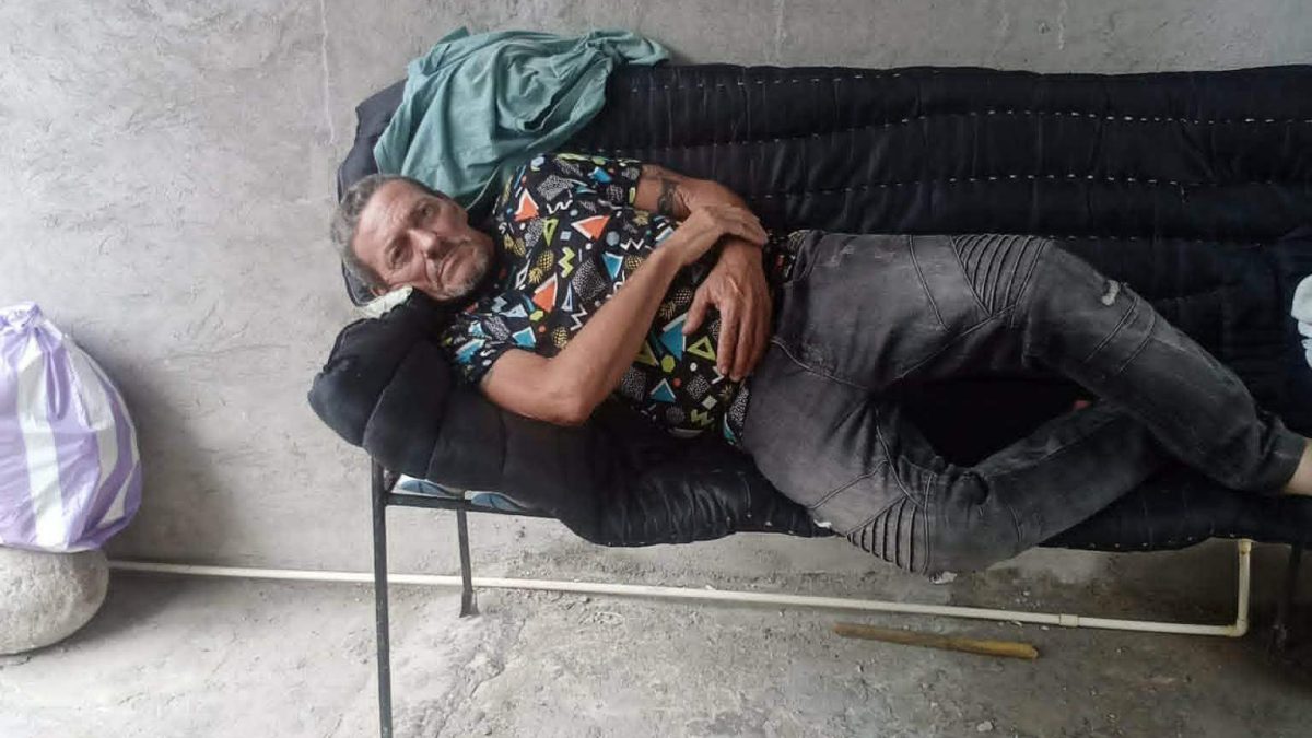 Alguien que vio a Lázaro Romero León vivir en la calle en Tapachula le permitió dormir en su patio y le dio de comer. Foto: BBC Mundo