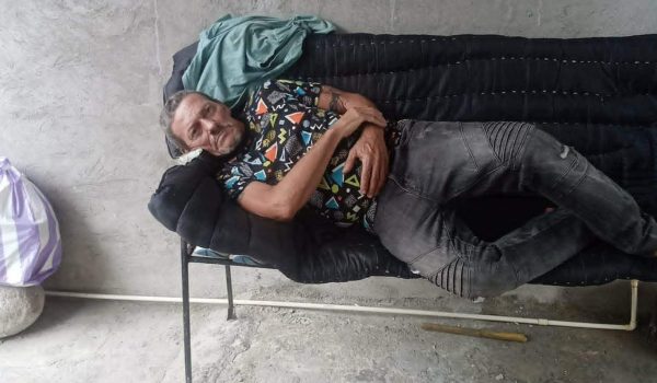 Alguien que vio a Lázaro Romero León vivir en la calle en Tapachula le permitió dormir en su patio y le dio de comer. Foto: BBC Mundo