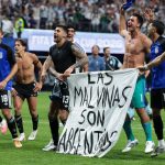 Argentina se enfrenta a una posible multa de la FIFA por la pancarta de las Falklands/Malvinas en su victoria de semifinales