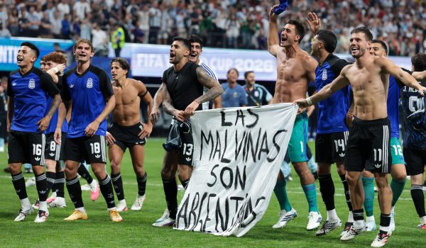 Los jugadores argentinos exhibieron una polémica pancarta tras su victoria sobre Inglaterra. Foto: BBC Mundo