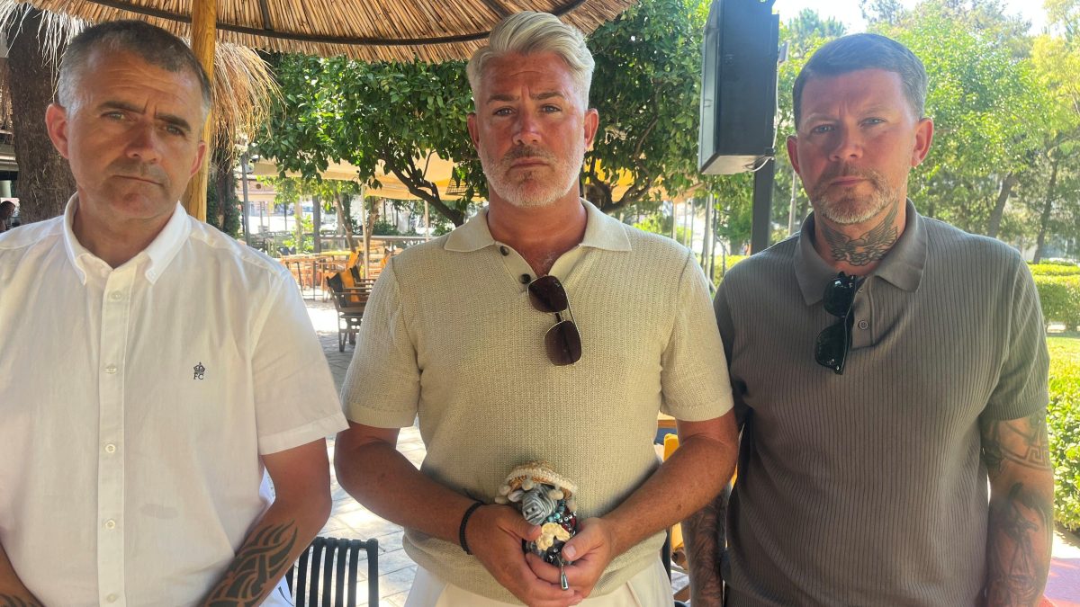 Los tres hijos de Jean Hanlon (desde la izquierda) —Robert, Michael y David Porter— se negaron a aceptar que su muerte fuera un accidente. Foto: BBC Mundo