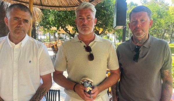 Los tres hijos de Jean Hanlon (desde la izquierda) —Robert, Michael y David Porter— se negaron a aceptar que su muerte fuera un accidente. Foto: BBC Mundo