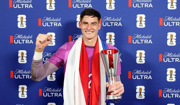 Gill se llevó el premio al mejor jugador de la eliminatoria de Paraguay y Alemania. Foto: BBC Mundo