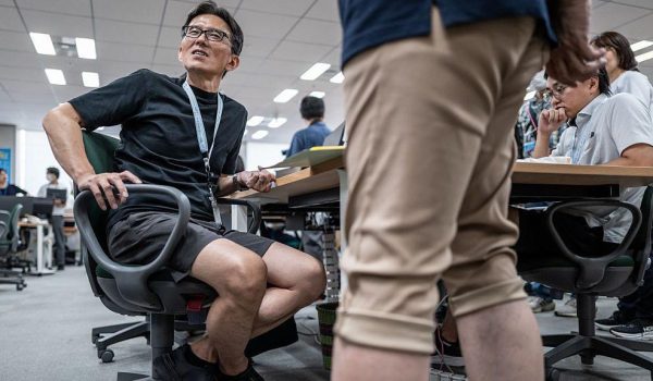 Tokio insta a los hombres a usar pantalones cortos en el trabajo, pero algunas mujeres dicen que es «acoso por el vello de las piernas»