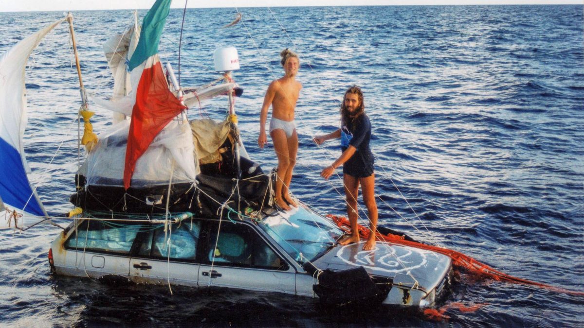 Marco Amoretti y Marco De Candia posan junto a uno de los coches, ya casi al final de su viaje. Foto: BBC Mundo