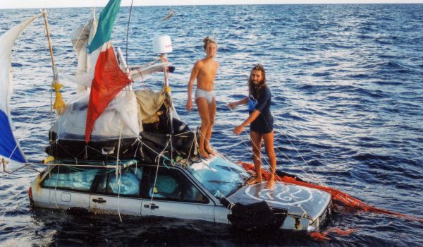 Marco Amoretti y Marco De Candia posan junto a uno de los coches, ya casi al final de su viaje. Foto: BBC Mundo