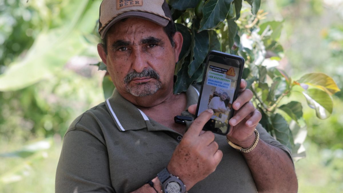 José Rincón muestra en la pantalla del celular la foto de su nieto Abelardo Rincón, quien regresaba deportado en el vuelo 164. Foto: BBC Mundo