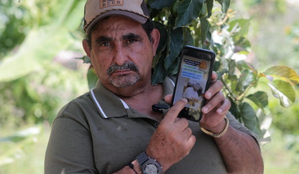José Rincón muestra en la pantalla del celular la foto de su nieto Abelardo Rincón, quien regresaba deportado en el vuelo 164. Foto: BBC Mundo