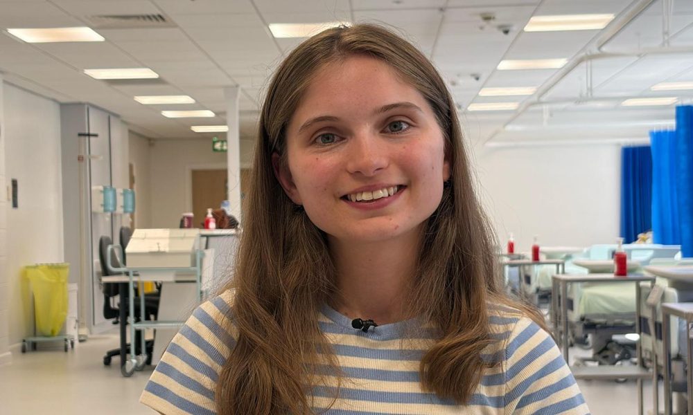 Ellie Waters-Barnes acaba de graduarse de Medicina. Foto: BBC Mundo
