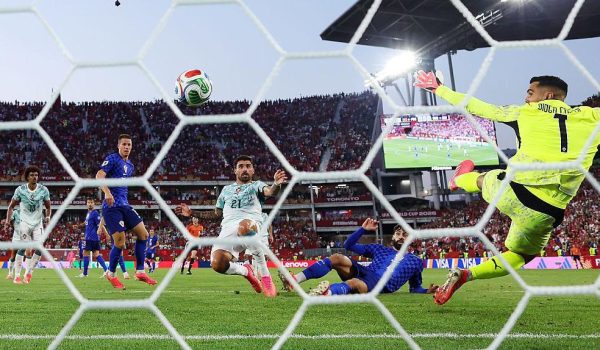 Gvardiol observa su gol desde el piso, minutos después el tanto sería anulado. Foto: BBC Mundo