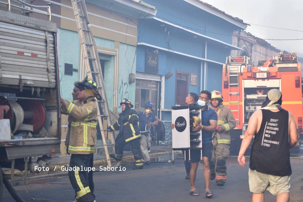 Dueños de negocio evacuan ante alerta de incendio en León. Foto Jairo Centeno.