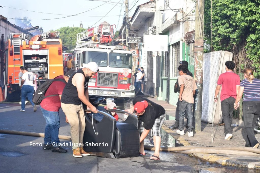 Dueños de negocio evacuan ante alerta de incendio en León. Foto Jairo Centeno.