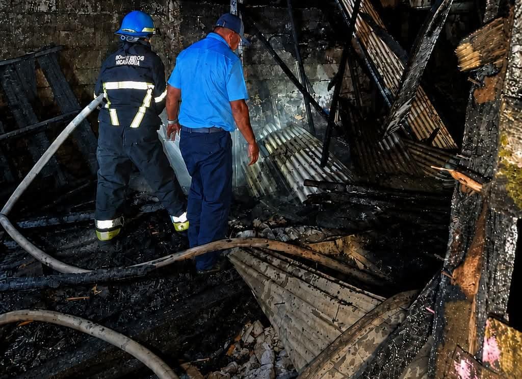 Incendio reduce a cenizas vivienda en la que dormían madre e hija. Foto: Punto Noticioso TV.