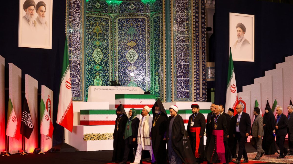 Funcionarios locales y extranjeros desfilan junto a los ataúdes del asesinado líder supremo de Irán, Alí Jamenei, y sus familiares tras presentar sus respetos en la Gran Mosala de Teherán el 3 de julio de 2026. Atta KENARE / AFP