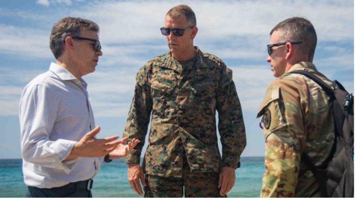 El encargado de negocios de EE.UU. en Caracas, John Barrett, y el jefe del Comando Sur, Francis Donovan, se encontraron en Venezuela para coordinar la respuesta al doble terremoto. BBC