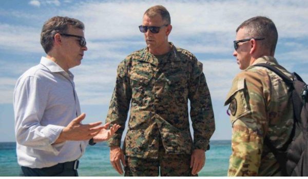 El encargado de negocios de EE.UU. en Caracas, John Barrett, y el jefe del Comando Sur, Francis Donovan, se encontraron en Venezuela para coordinar la respuesta al doble terremoto. BBC