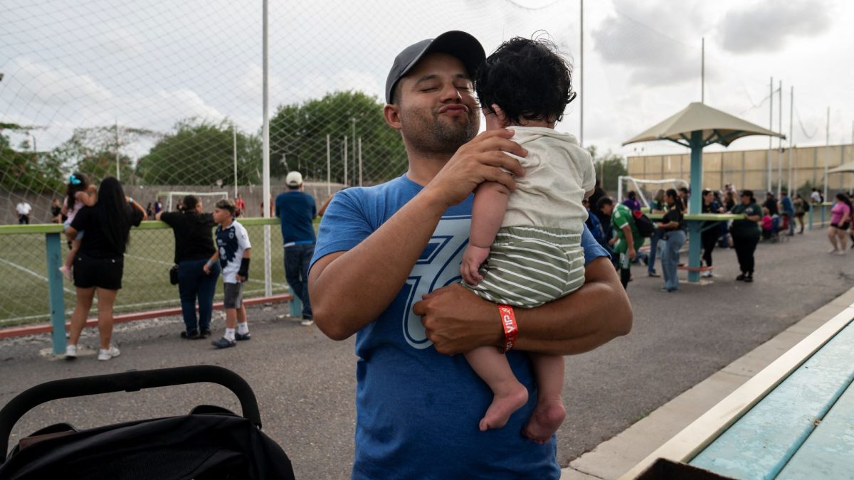 José Contreras, de 30 años, lleva a su hijo de cuatro meses a un juego de su hermano mayor durante un torneo de fútbol en Edinburg, Texas. José Contreras se sentía a salvo de la deportación gracias a un programa lanzado por Barack Obama, pero la Administración Trump lo expulsó de todos modos. GABRIEL V. CADENAS/AFP