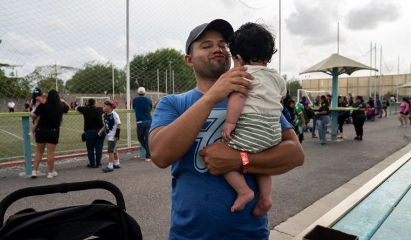 José Contreras, de 30 años, lleva a su hijo de cuatro meses a un juego de su hermano mayor durante un torneo de fútbol en Edinburg, Texas. José Contreras se sentía a salvo de la deportación gracias a un programa lanzado por Barack Obama, pero la Administración Trump lo expulsó de todos modos. GABRIEL V. CADENAS/AFP