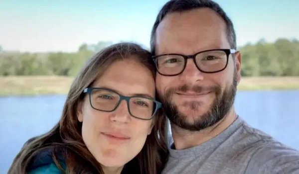Katie y Alan Donegan pudieron jubilarse cuando él tenía 40 años y ella 35. Foto: BBC Mundo